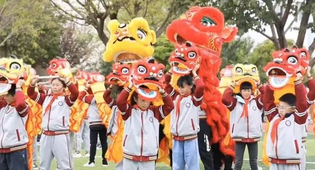 绵阳：非遗文化走进校园  一小学课间操表演舞狮